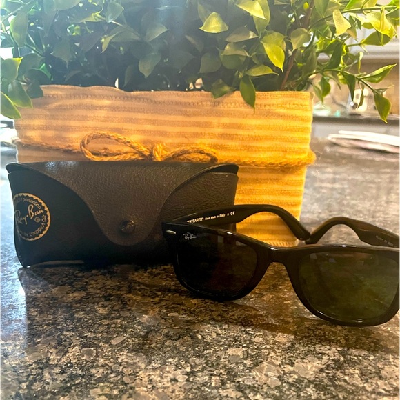 😎 Ray-Ban Wayfarers 😎 - Picture 1 of 4